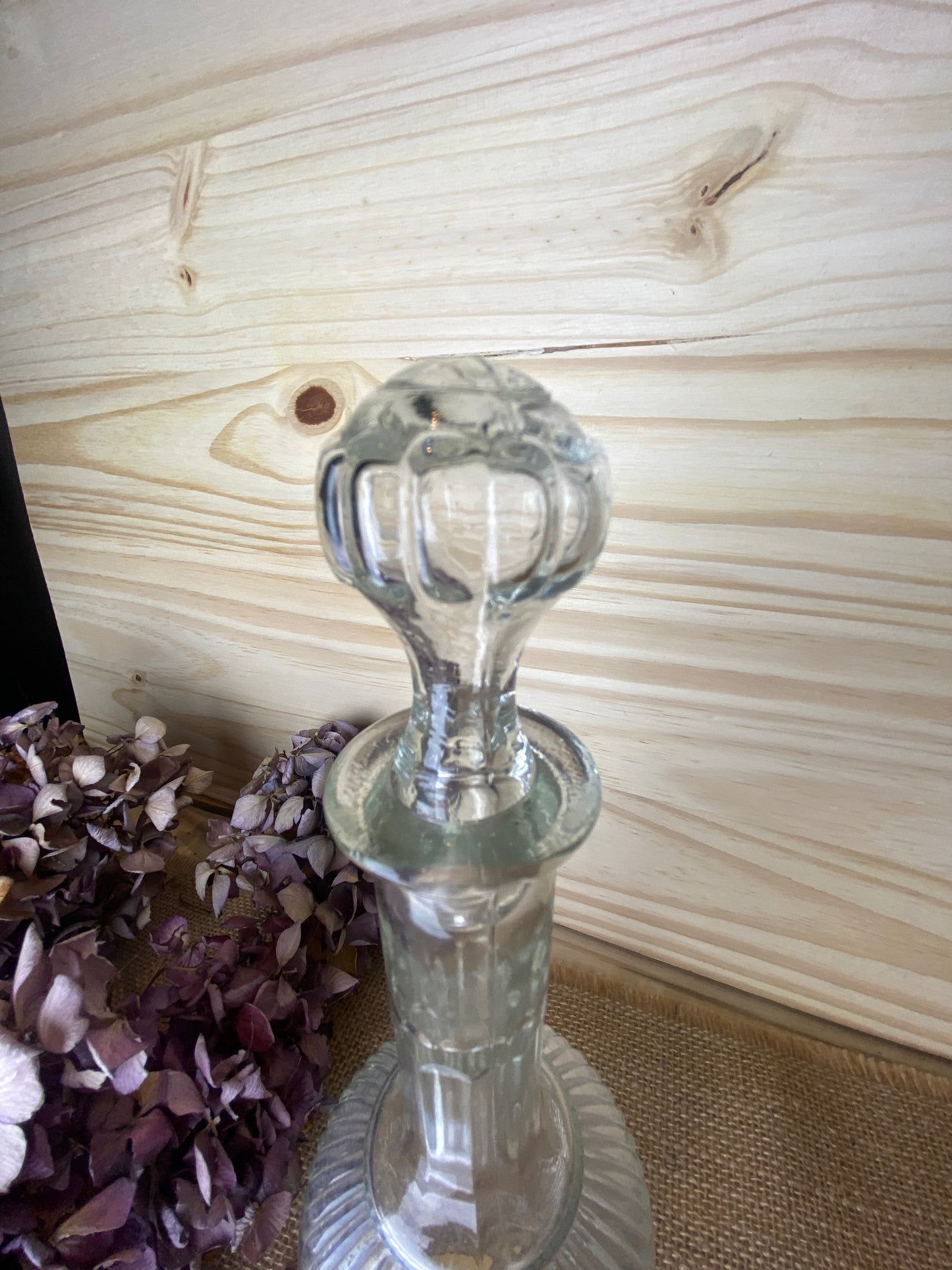 Petite carafe en verre moulé avec bouchon