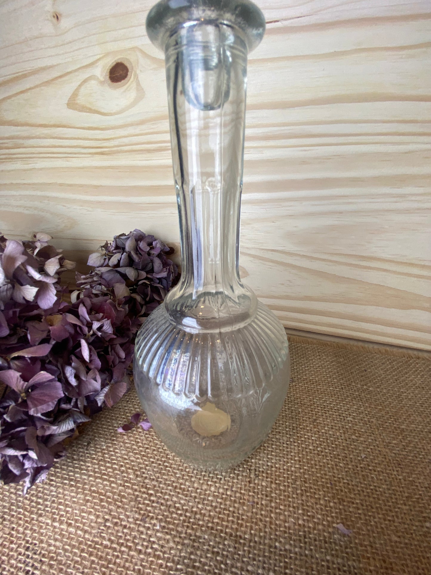 Petite carafe en verre moulé avec bouchon
