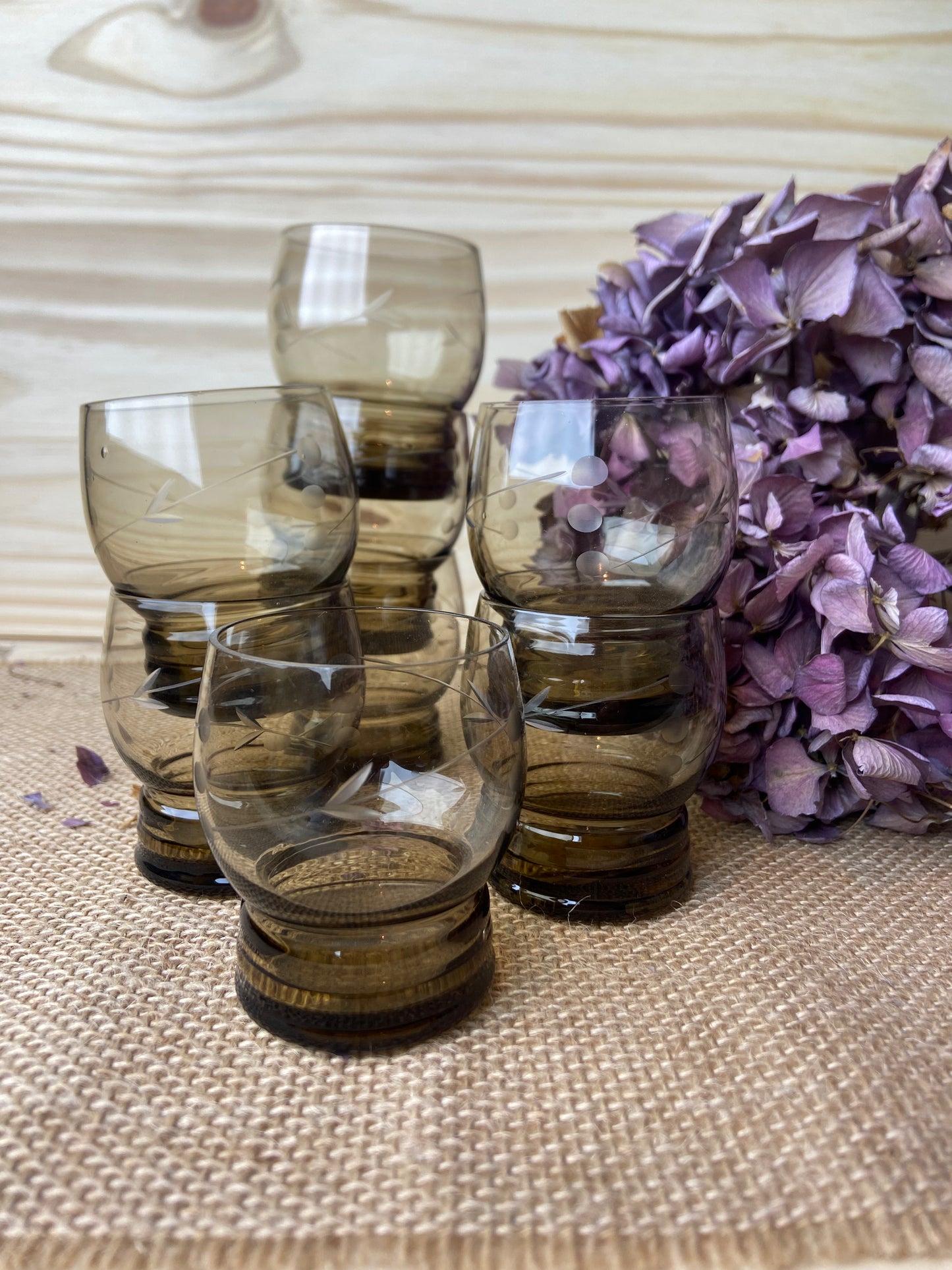 Lot de 8 petits verres à digestif en verre ambré