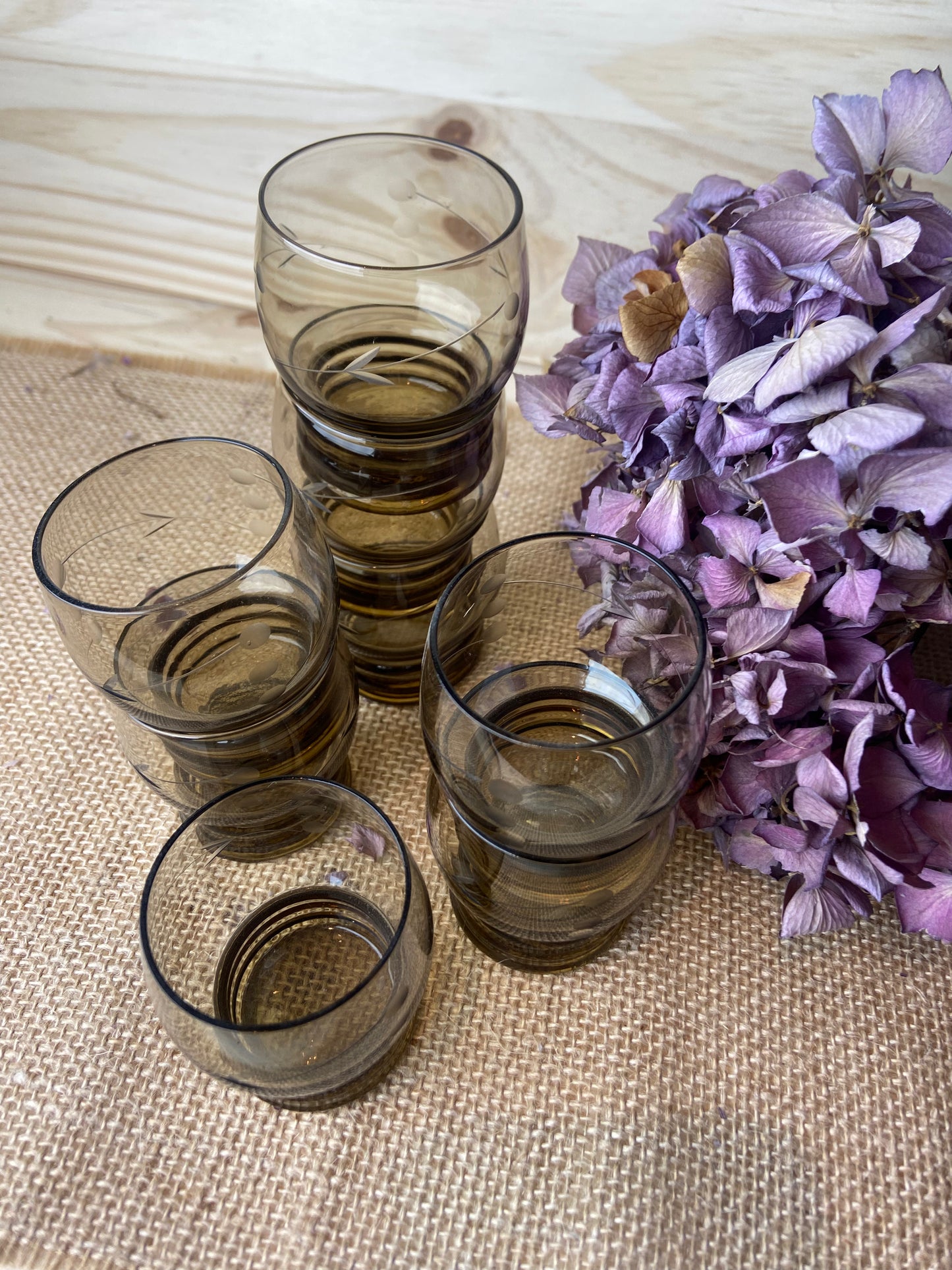 Lot de 8 petits verres à digestif en verre ambré