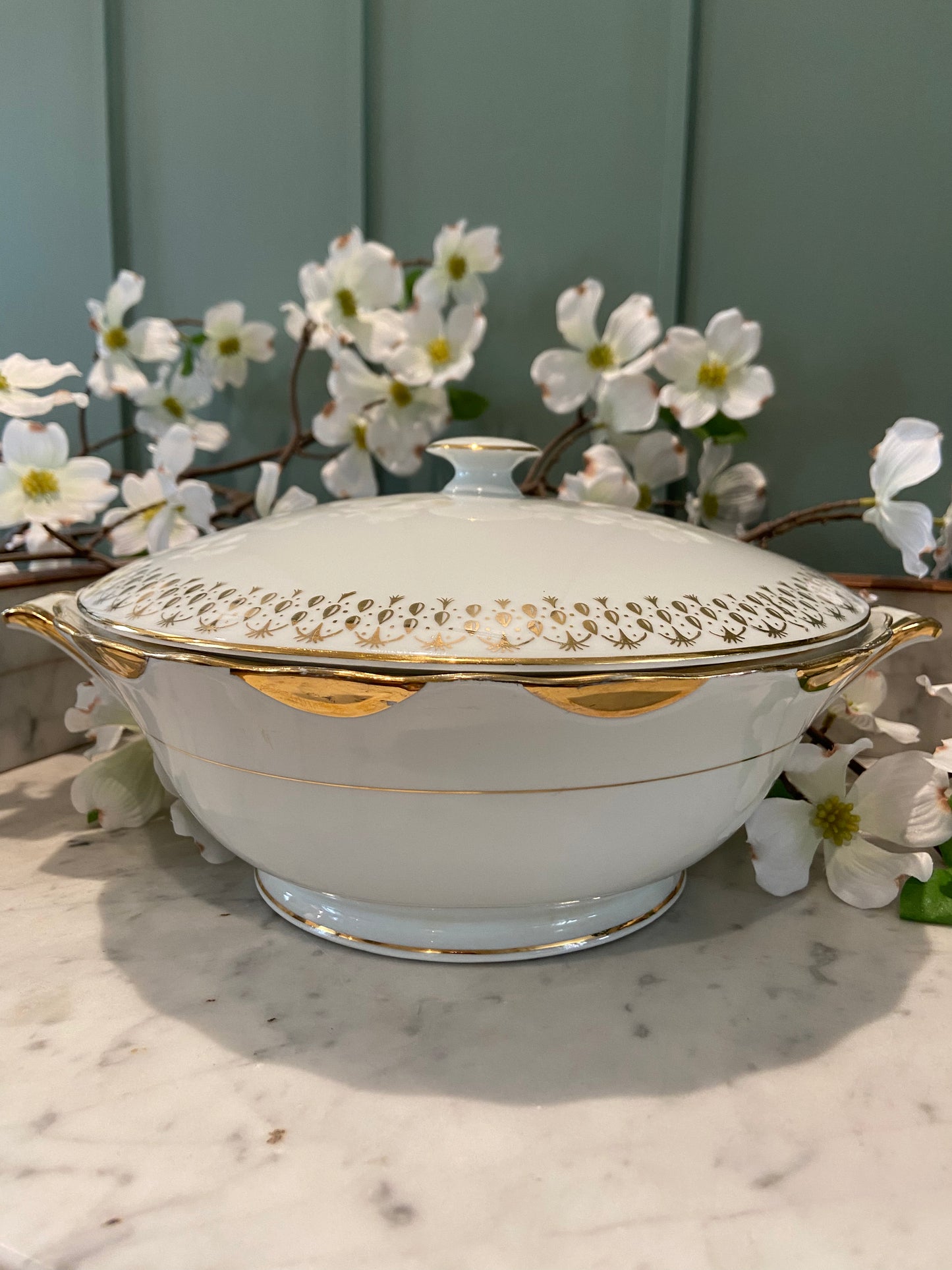 Grande soupière en pâte de Limoges