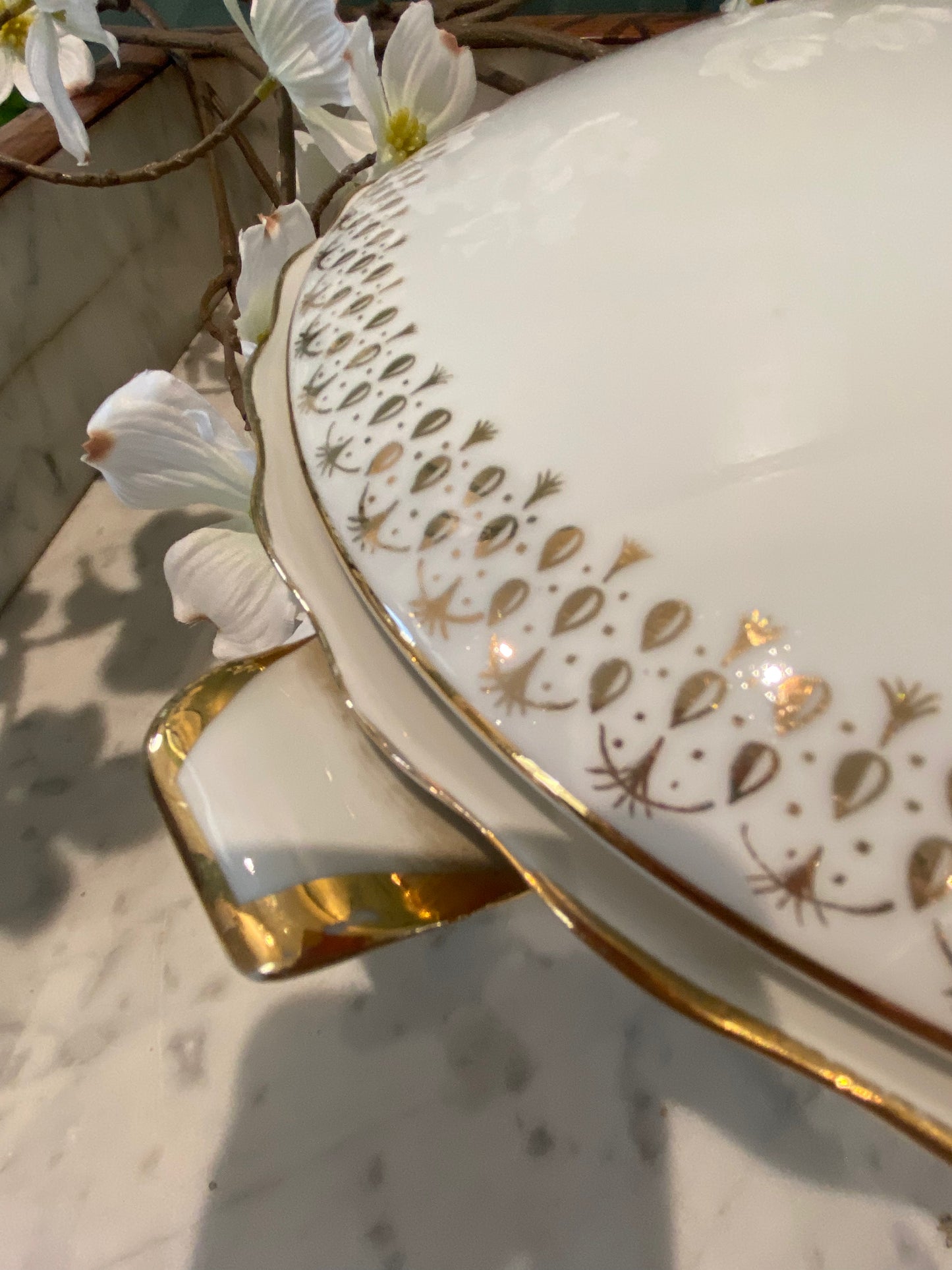 Grande soupière en pâte de Limoges