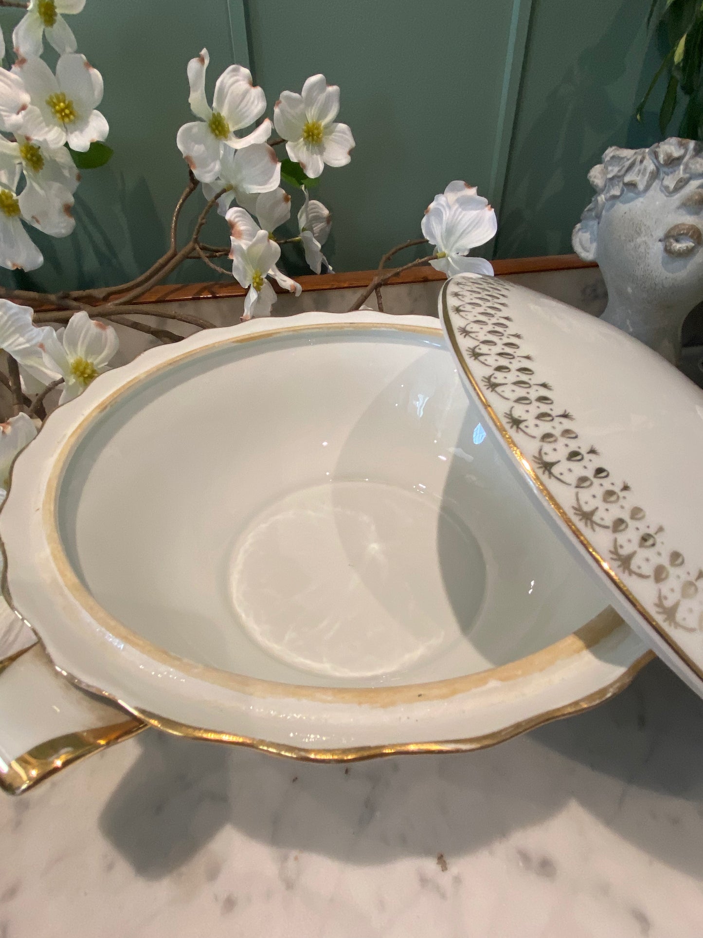 Grande soupière en pâte de Limoges