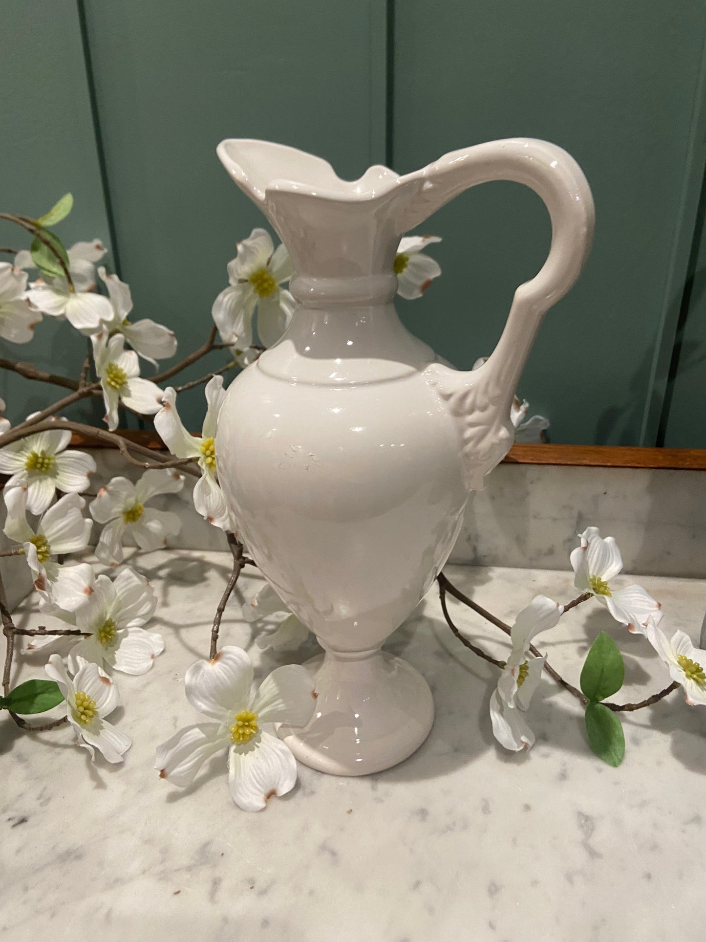 Cruche sculptée en céramique blanche