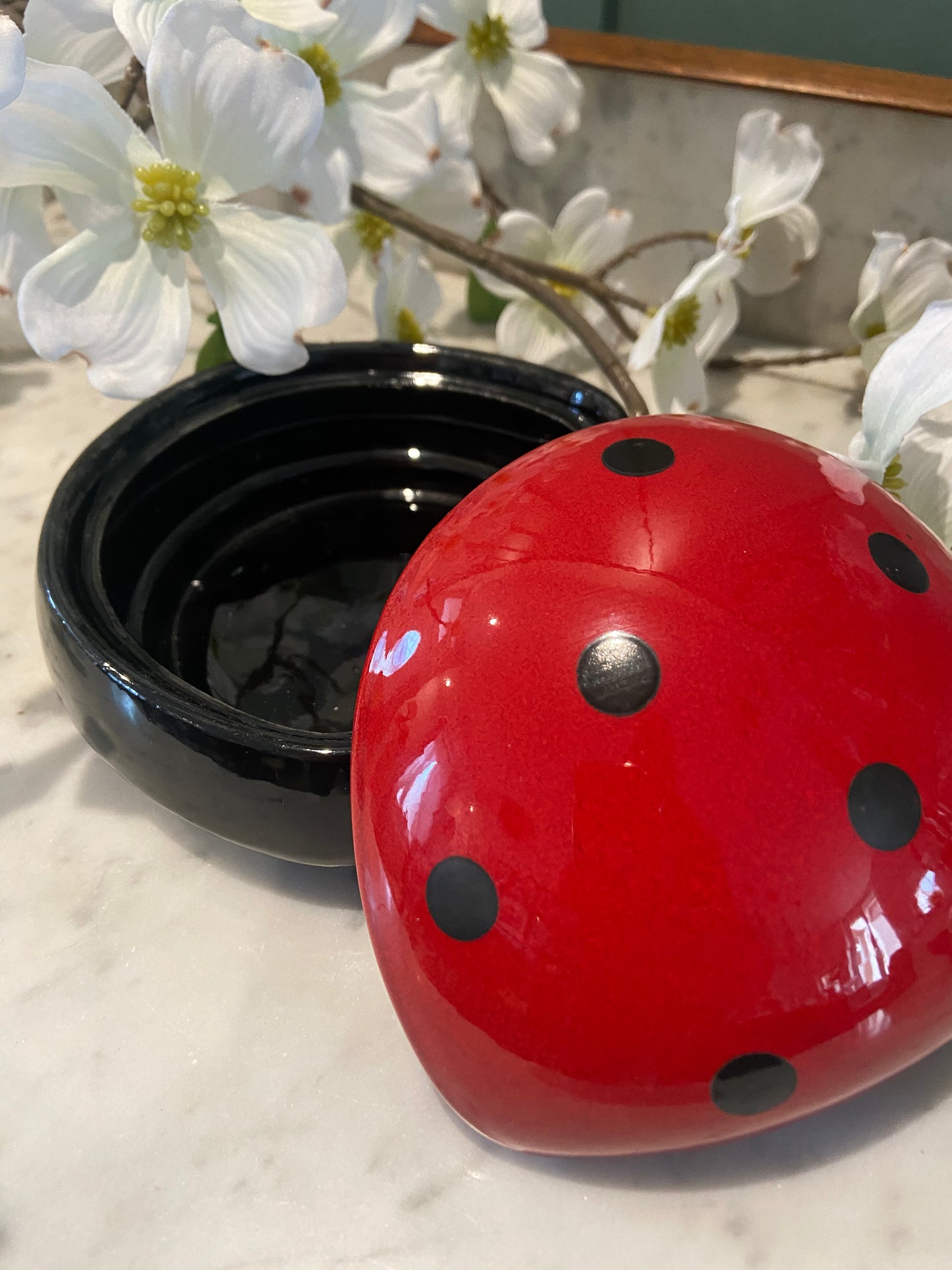 Boîte en céramique coccinelle – Pièce déco ludique et colorée