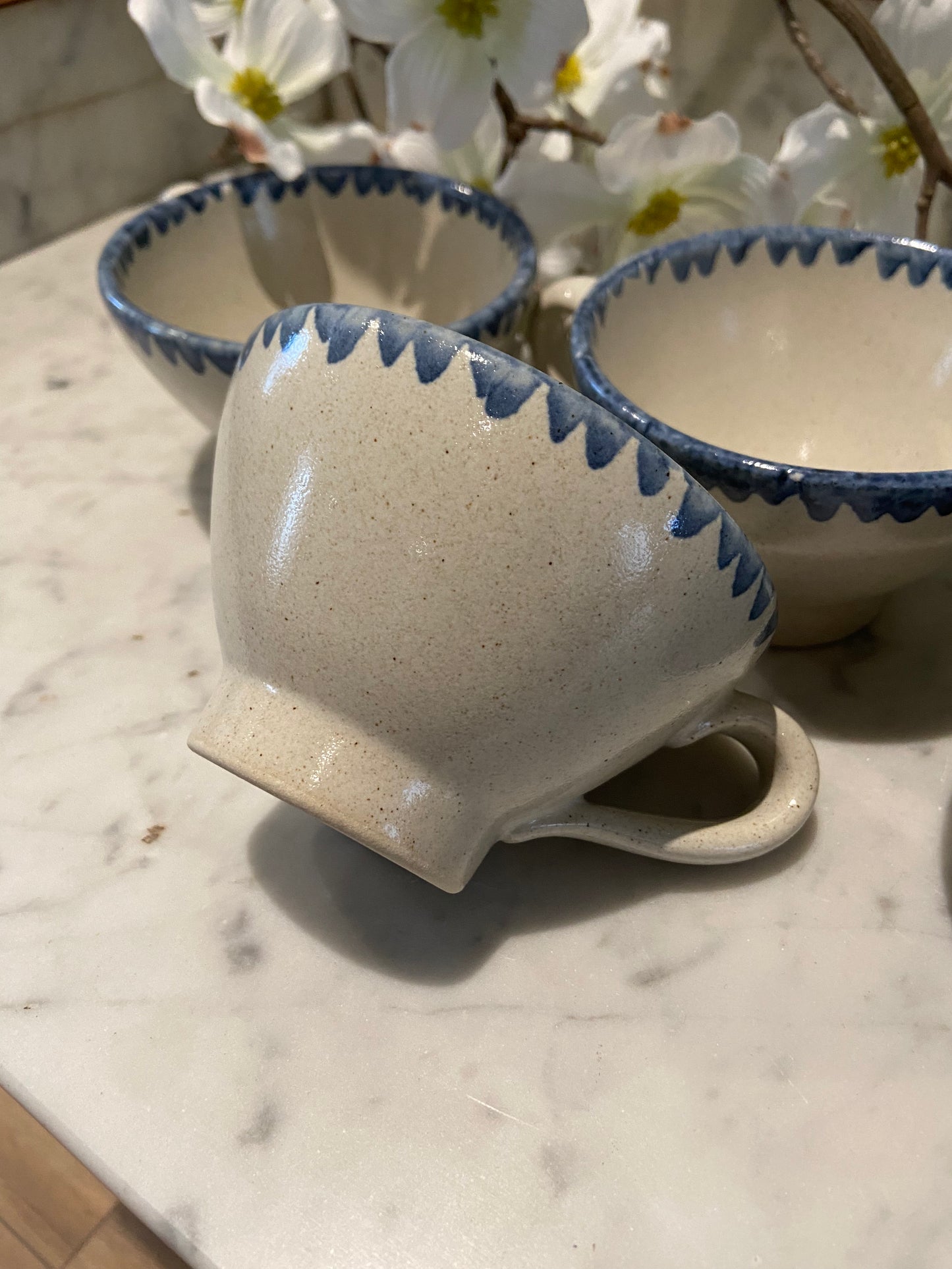 Tasses en grès décor bleu