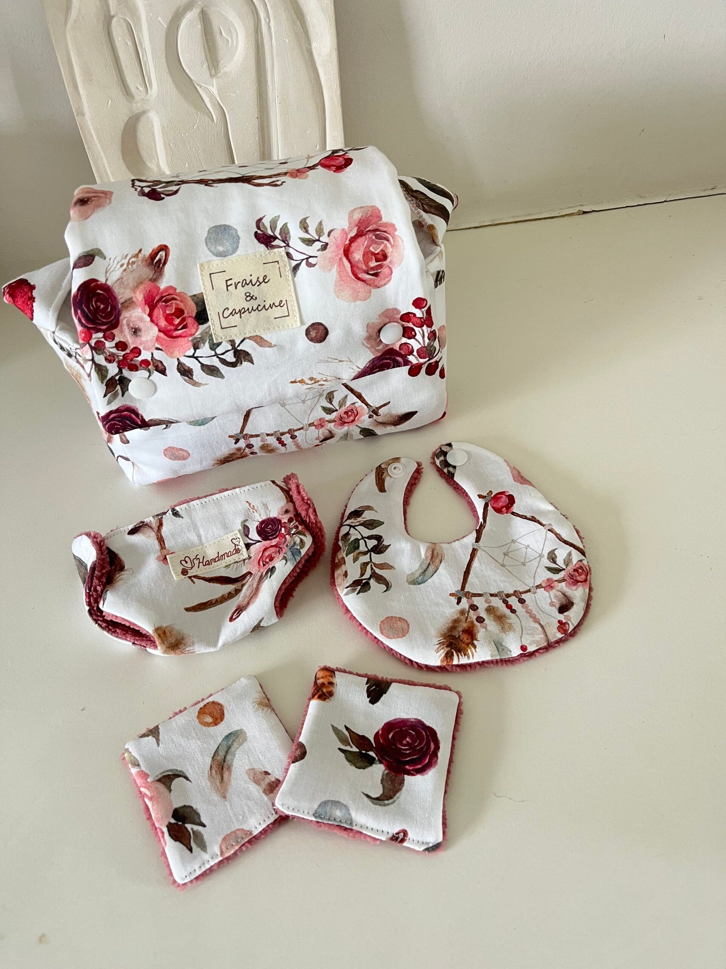 Ensemble sac, couche, lingettes et bavoir