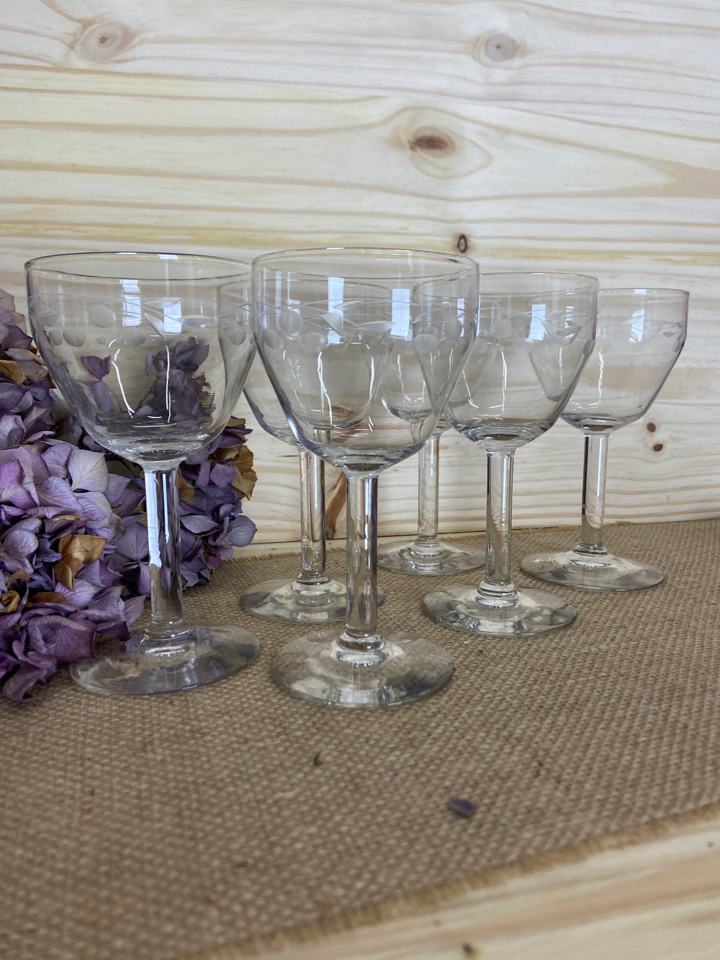 Verres à vin sur pied gravés