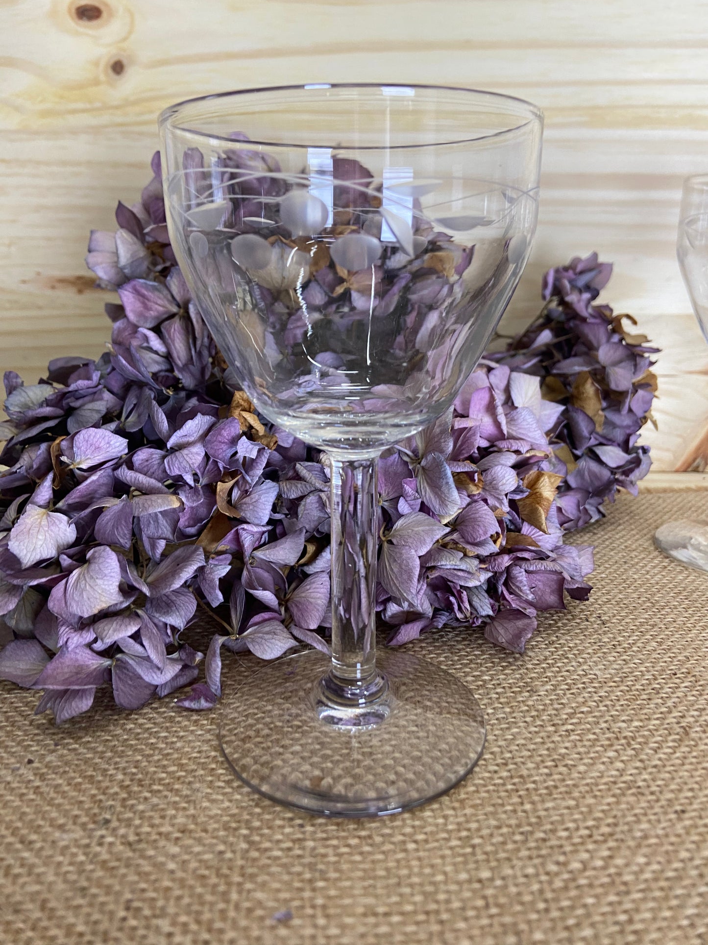 Verres à vin sur pied gravés
