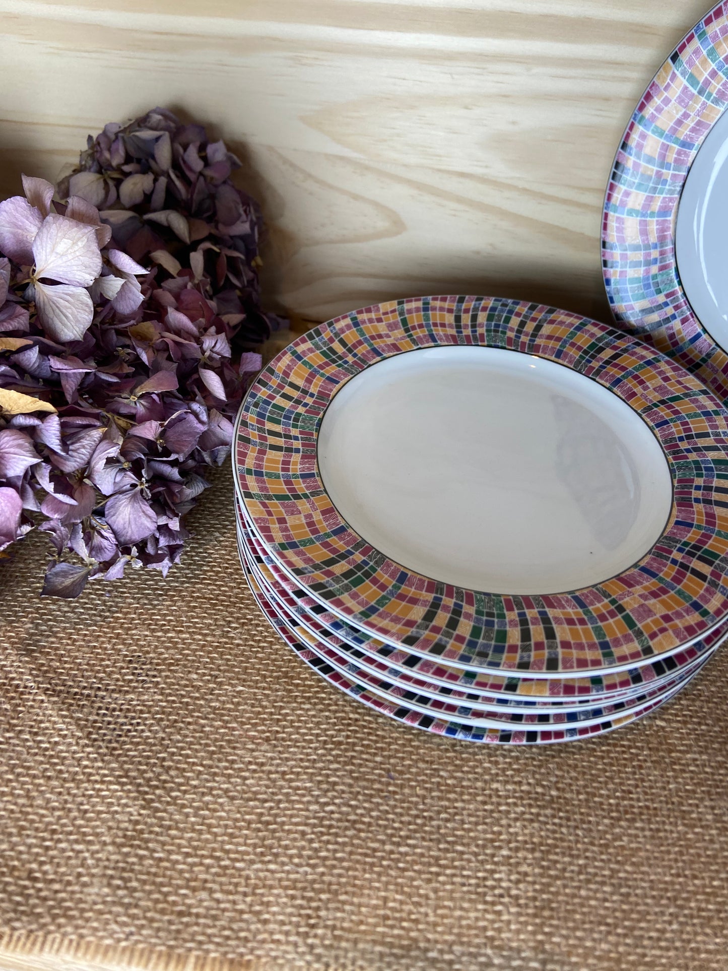 Assiettes en Porcelaine – Motif Mosaïque Multicolore