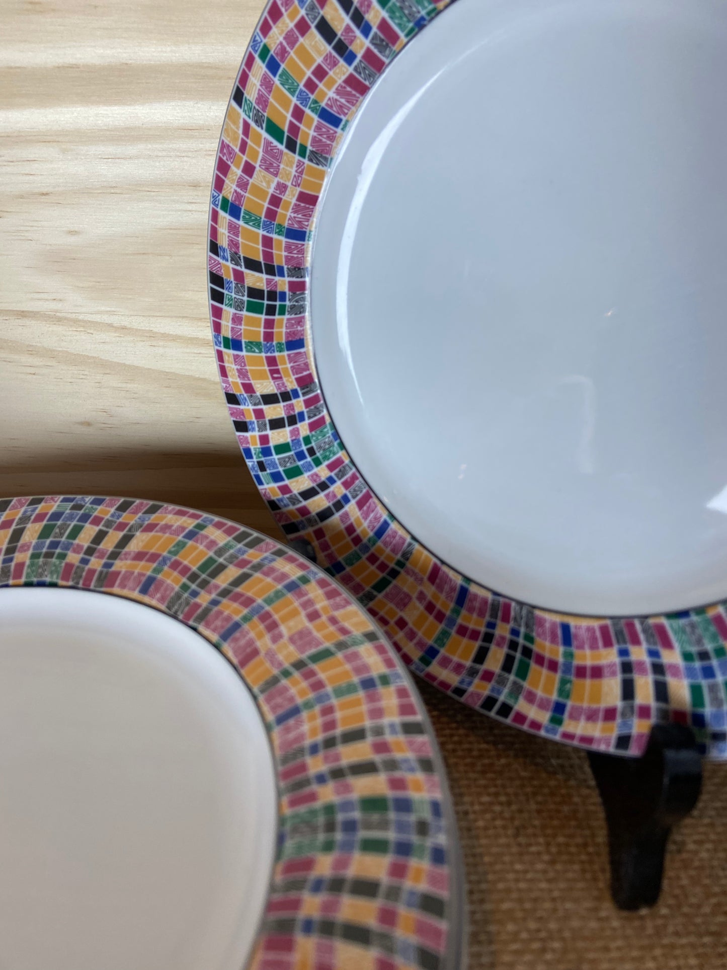 Assiettes en Porcelaine – Motif Mosaïque Multicolore