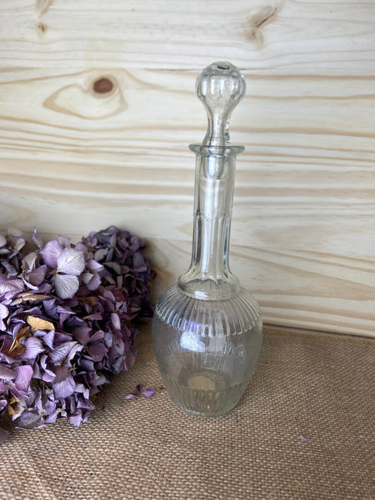 Petite carafe en verre moulé avec bouchon