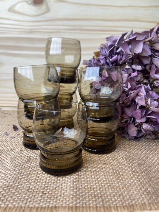 Lot de 8 petits verres à digestif en verre ambré