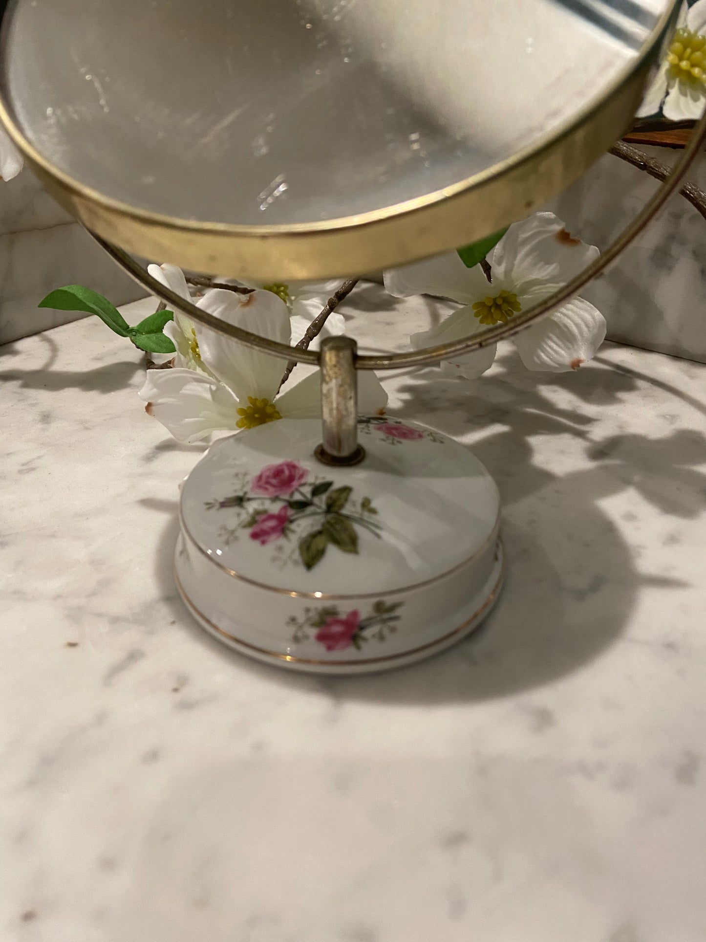 Miroir rond sur pied en porcelaine