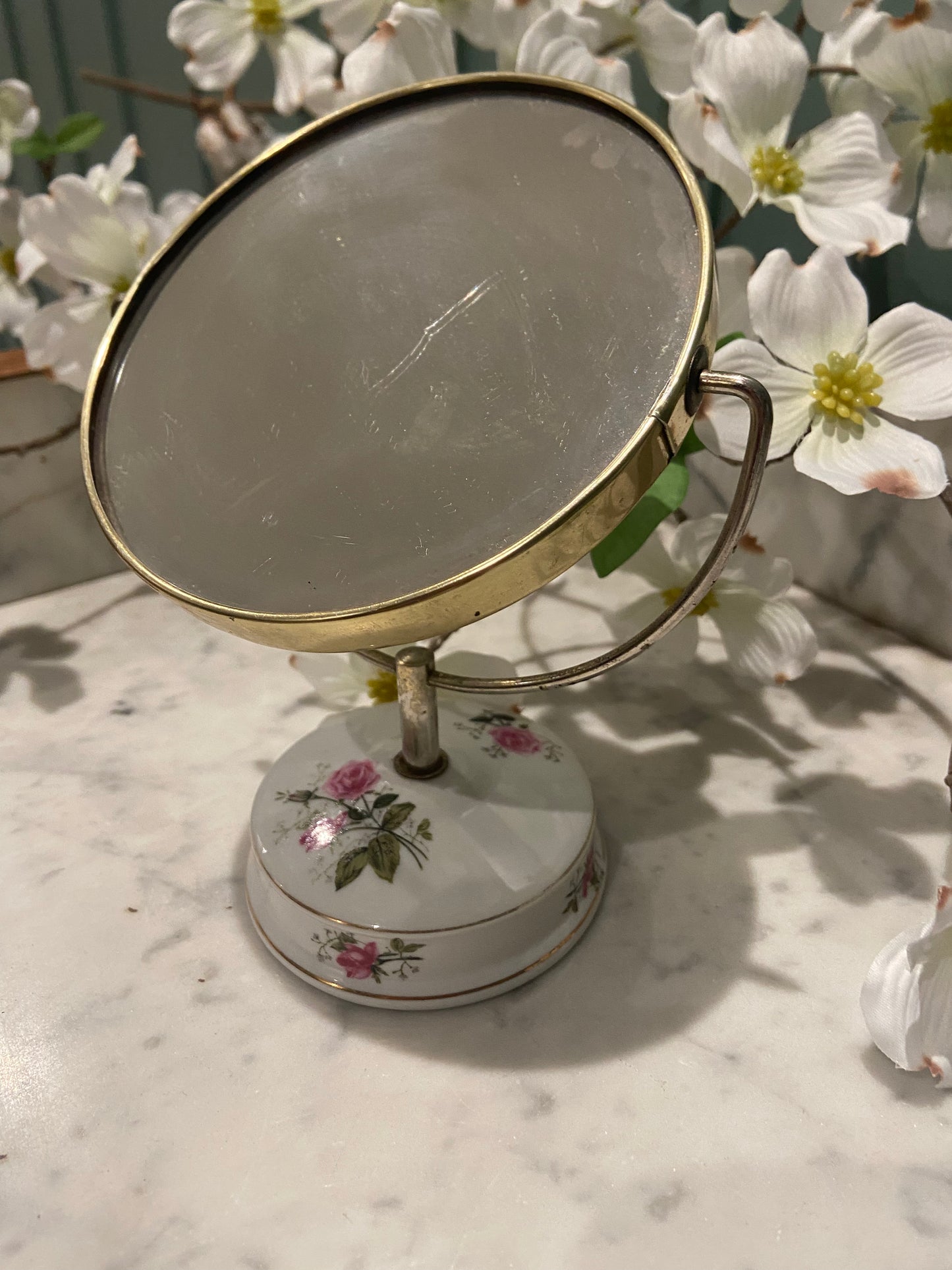 Miroir rond sur pied en porcelaine