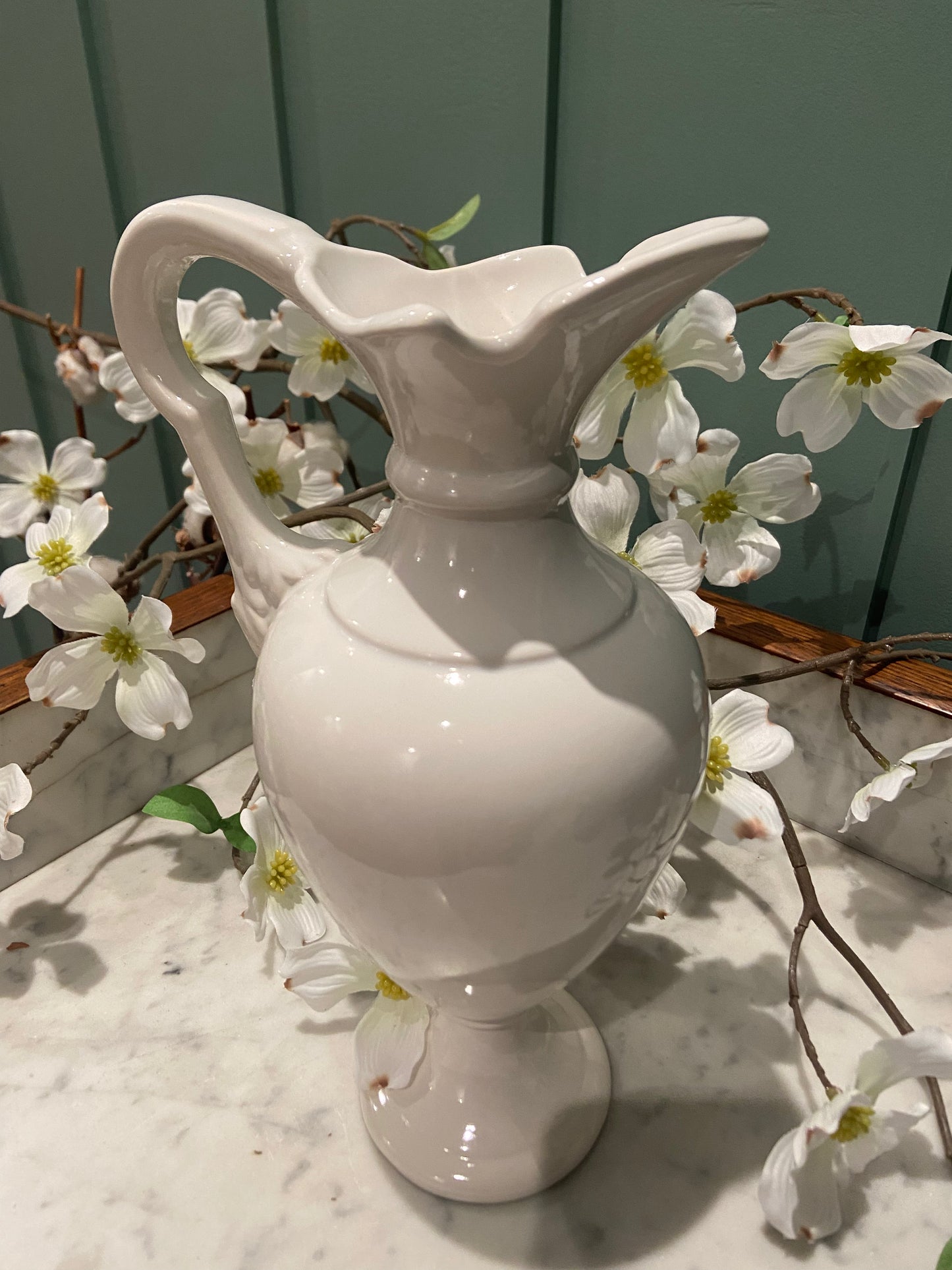 Cruche sculptée en céramique blanche