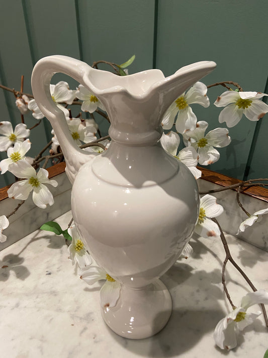 Cruche sculptée en céramique blanche