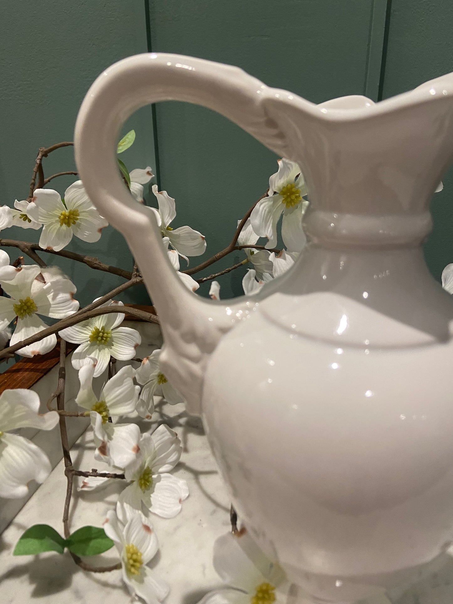 Cruche sculptée en céramique blanche