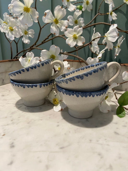 Tasses en grès décor bleu