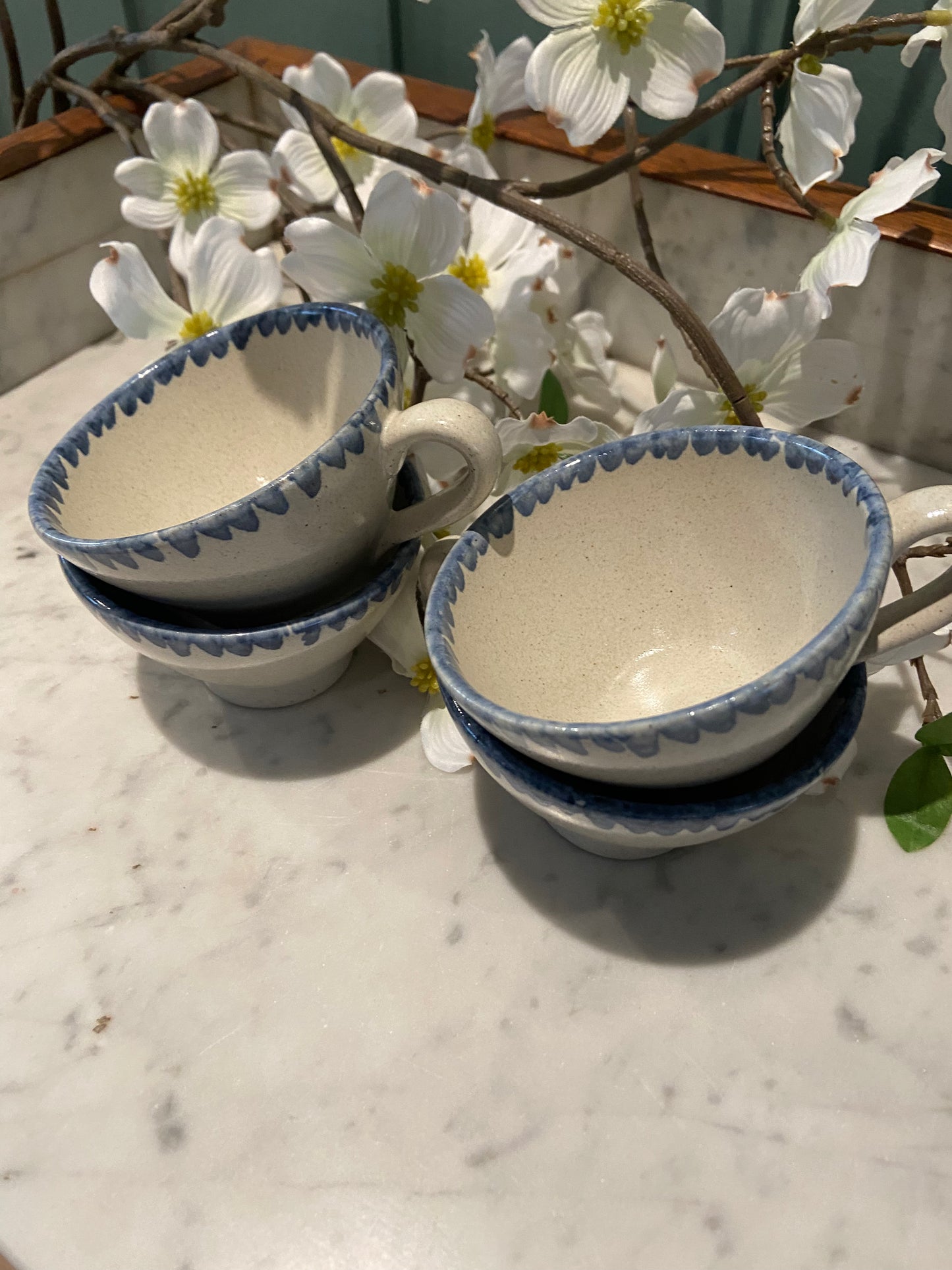 Tasses en grès décor bleu