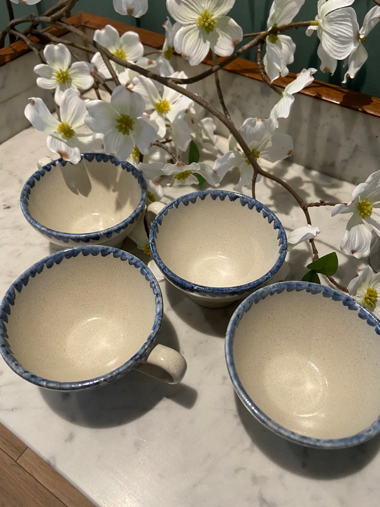 Tasses en grès décor bleu