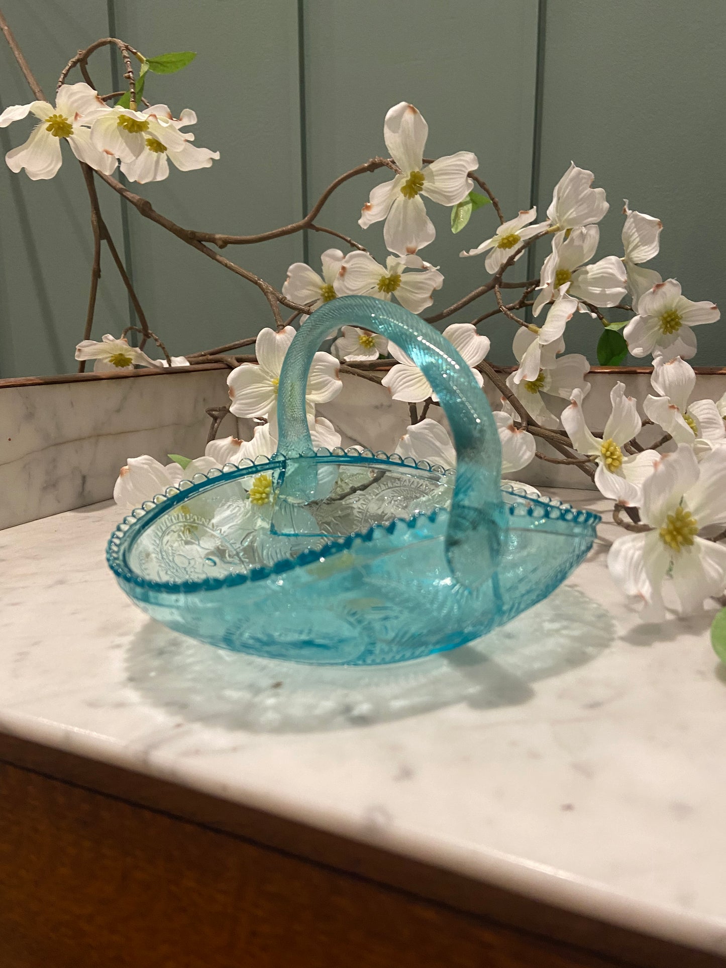 Panier décoratif en verre bleu azur