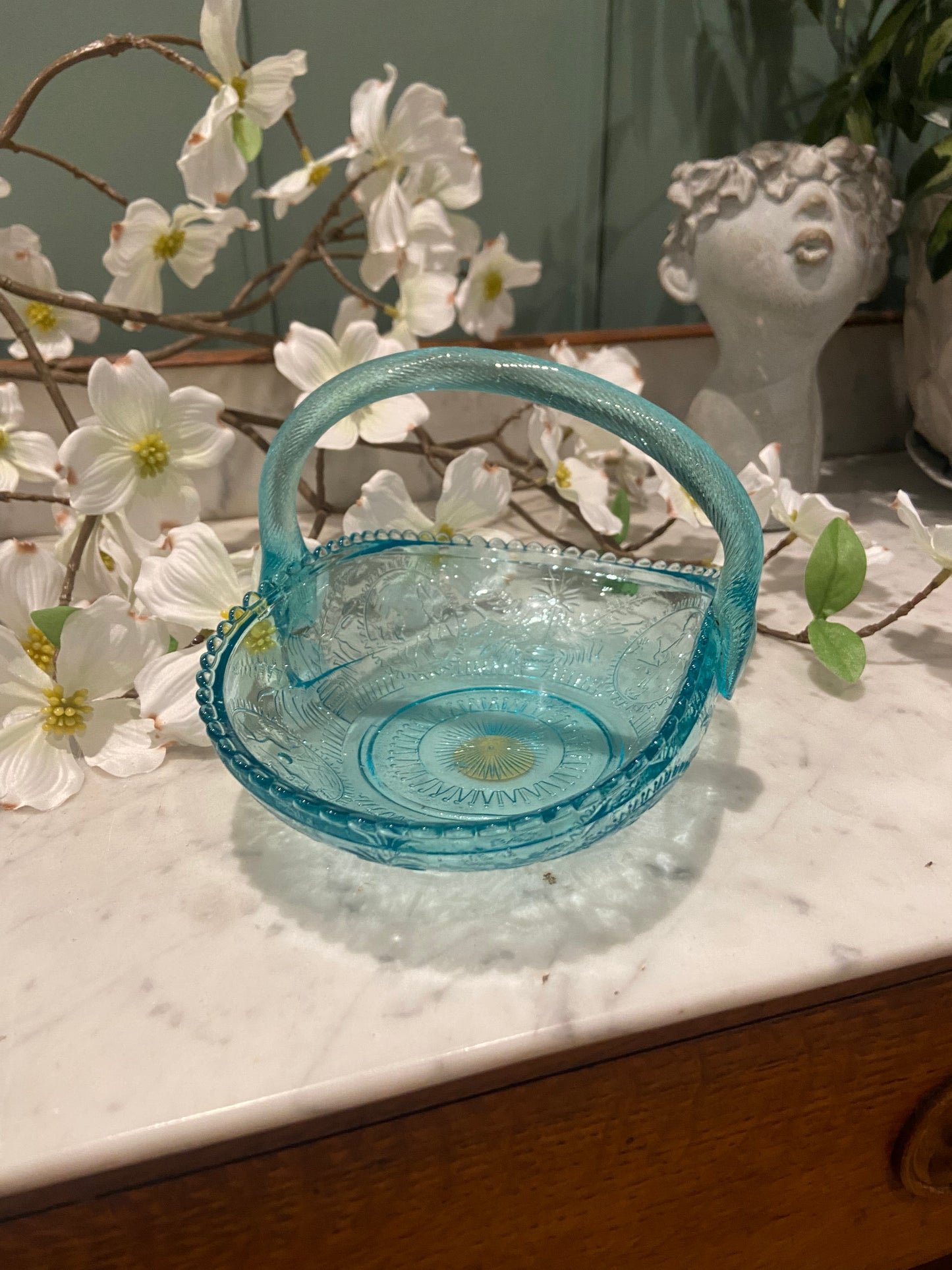 Panier décoratif en verre bleu azur