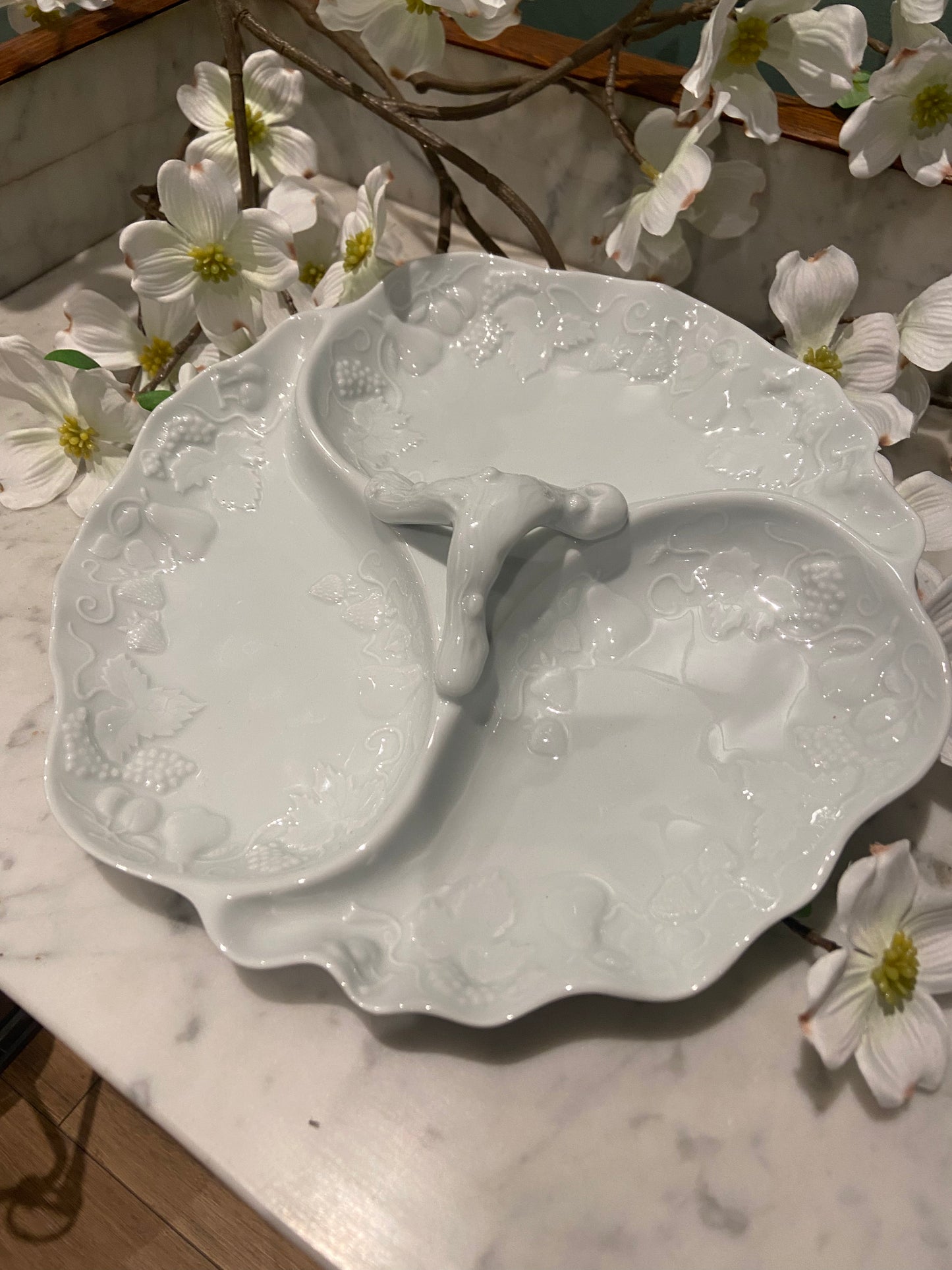 Plat 3 compartiments en porcelaine sculptée