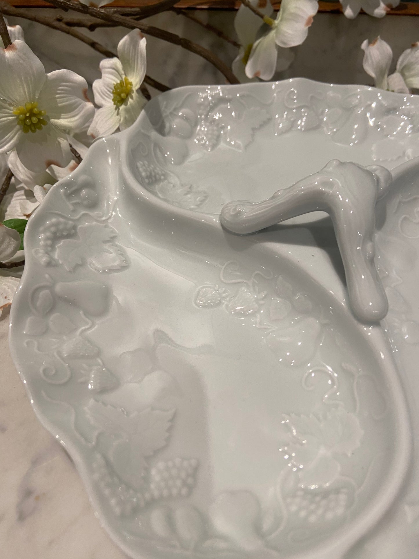 Plat 3 compartiments en porcelaine sculptée