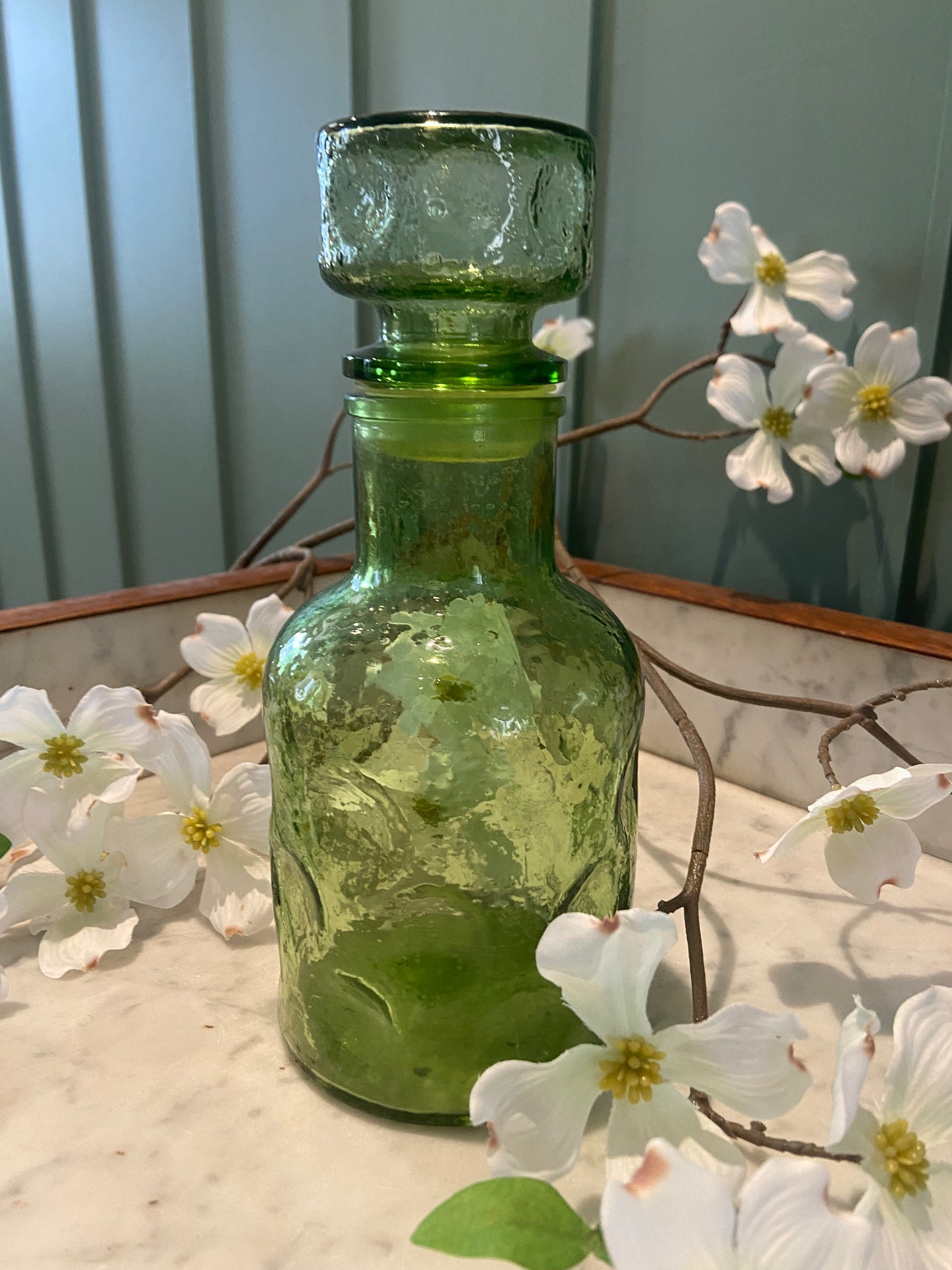 Carafe en verre vert bombé avec bouchon