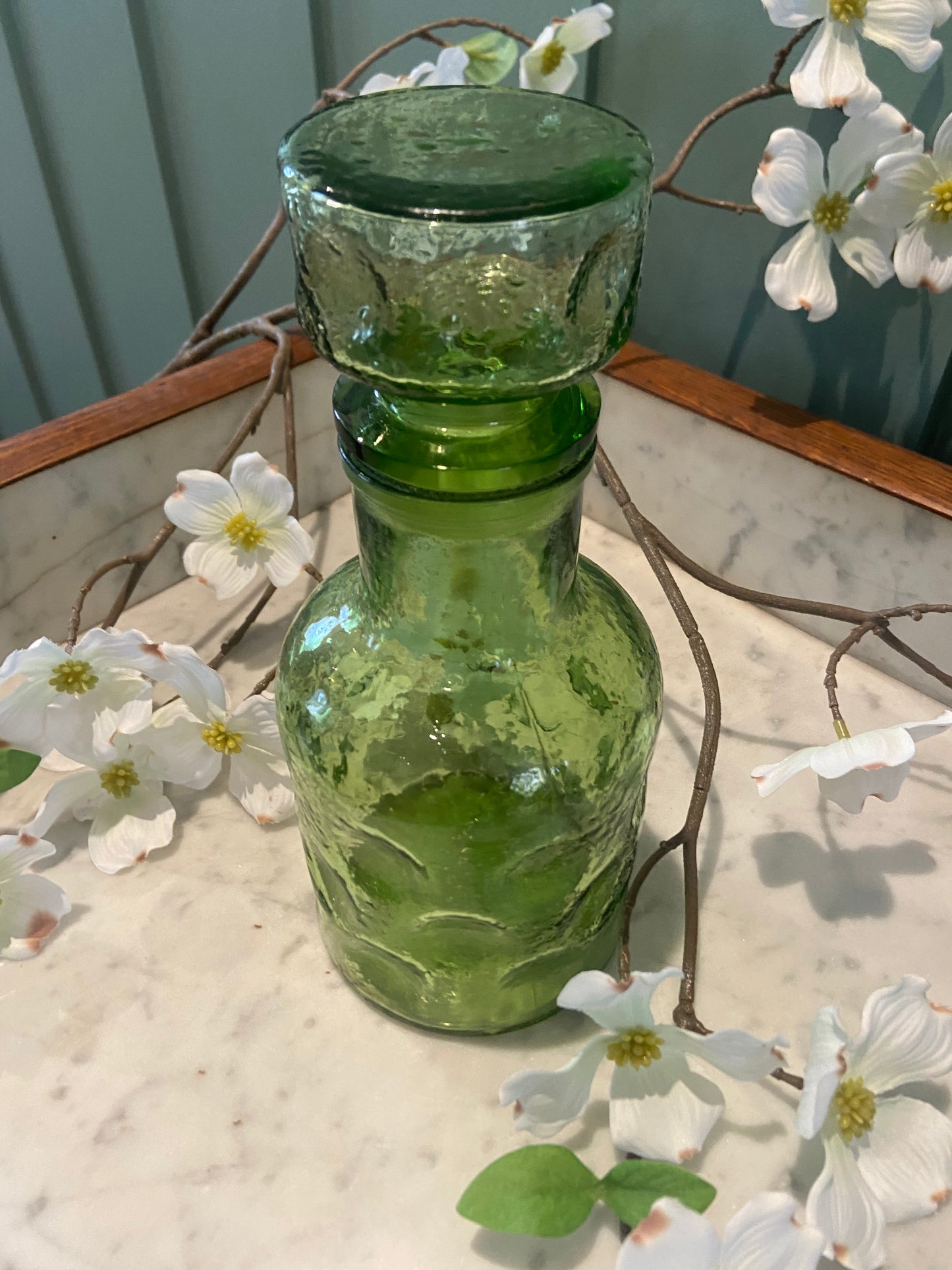 Carafe en verre vert bombé avec bouchon