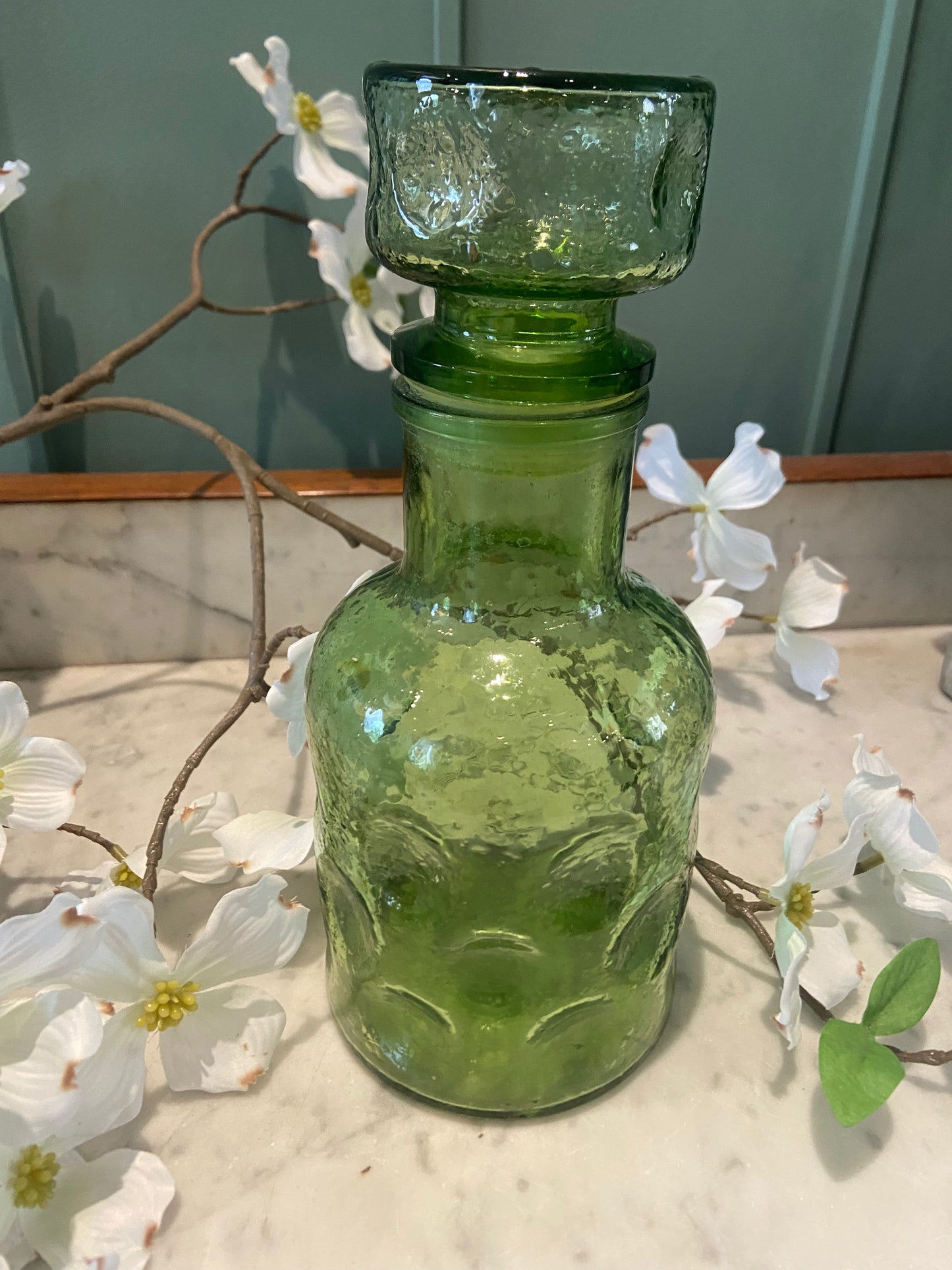 Carafe en verre vert bombé avec bouchon