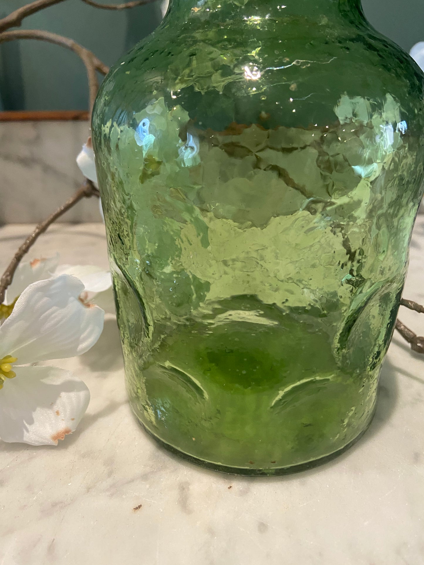 Carafe en verre vert bombé avec bouchon