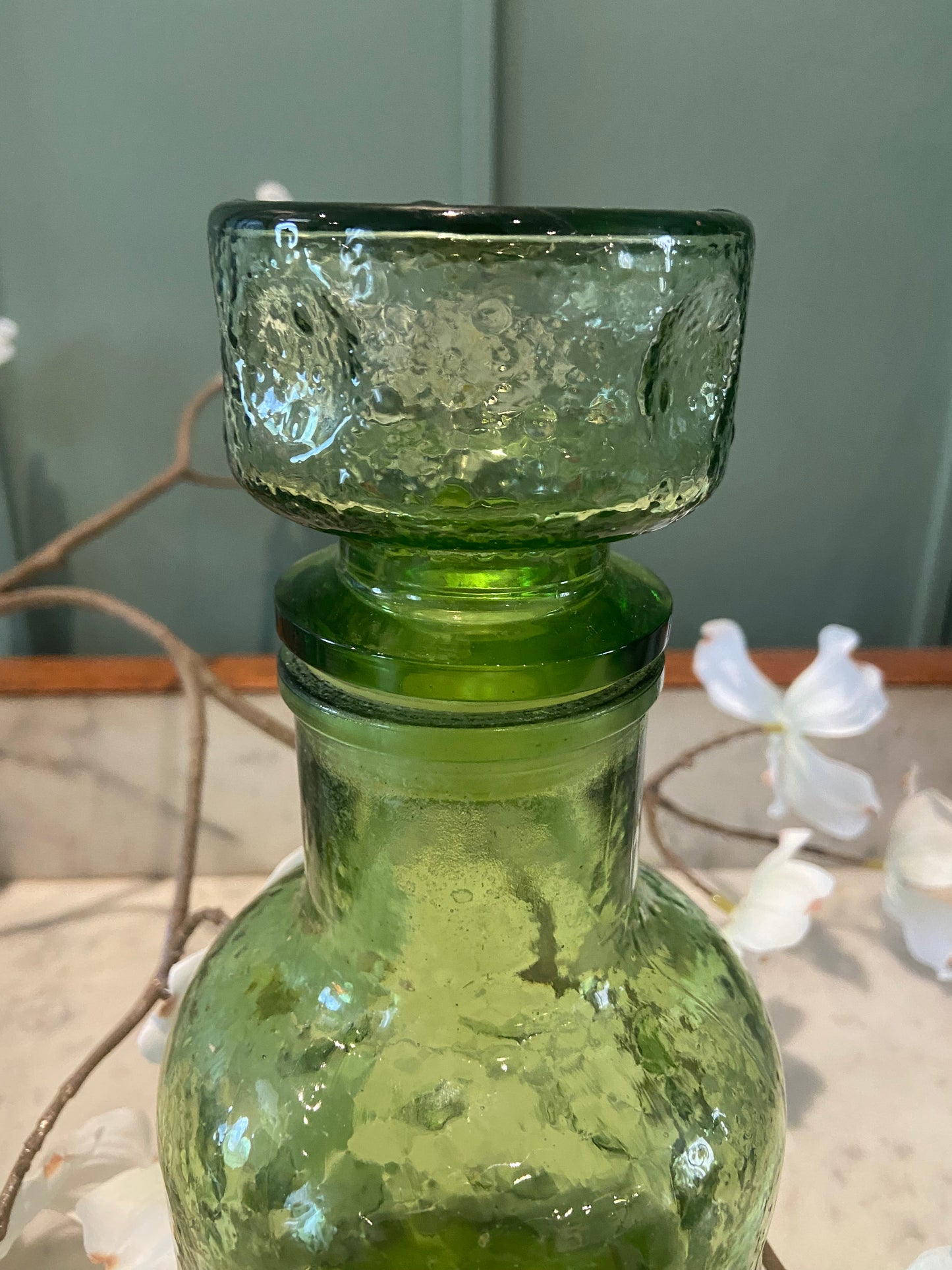 Carafe en verre vert bombé avec bouchon