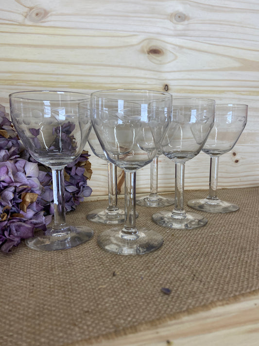 Verres à vin sur pied gravés