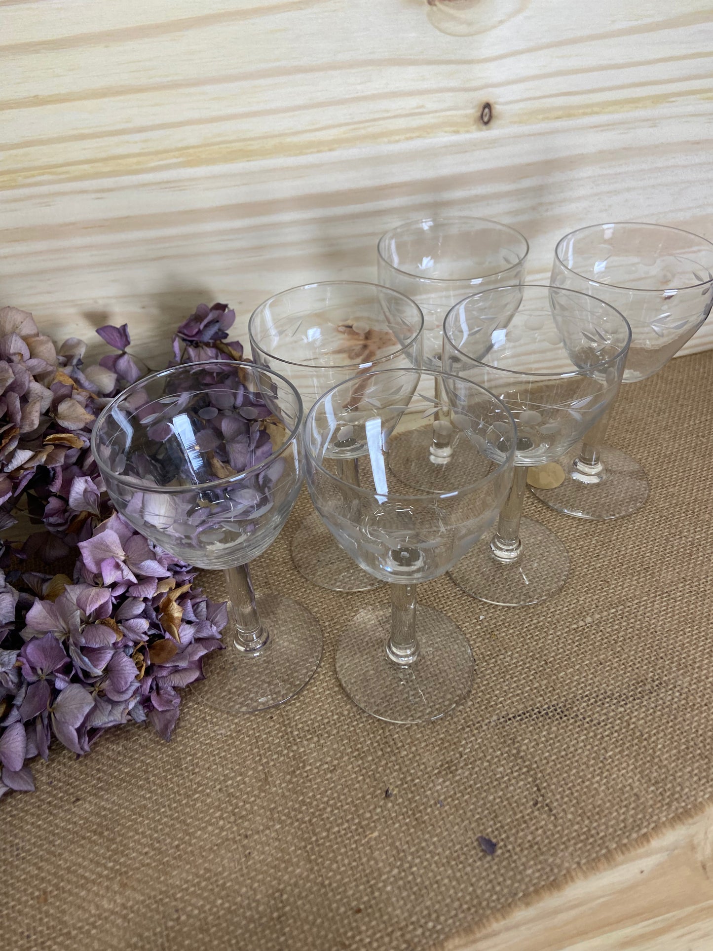 Verres à vin sur pied gravés