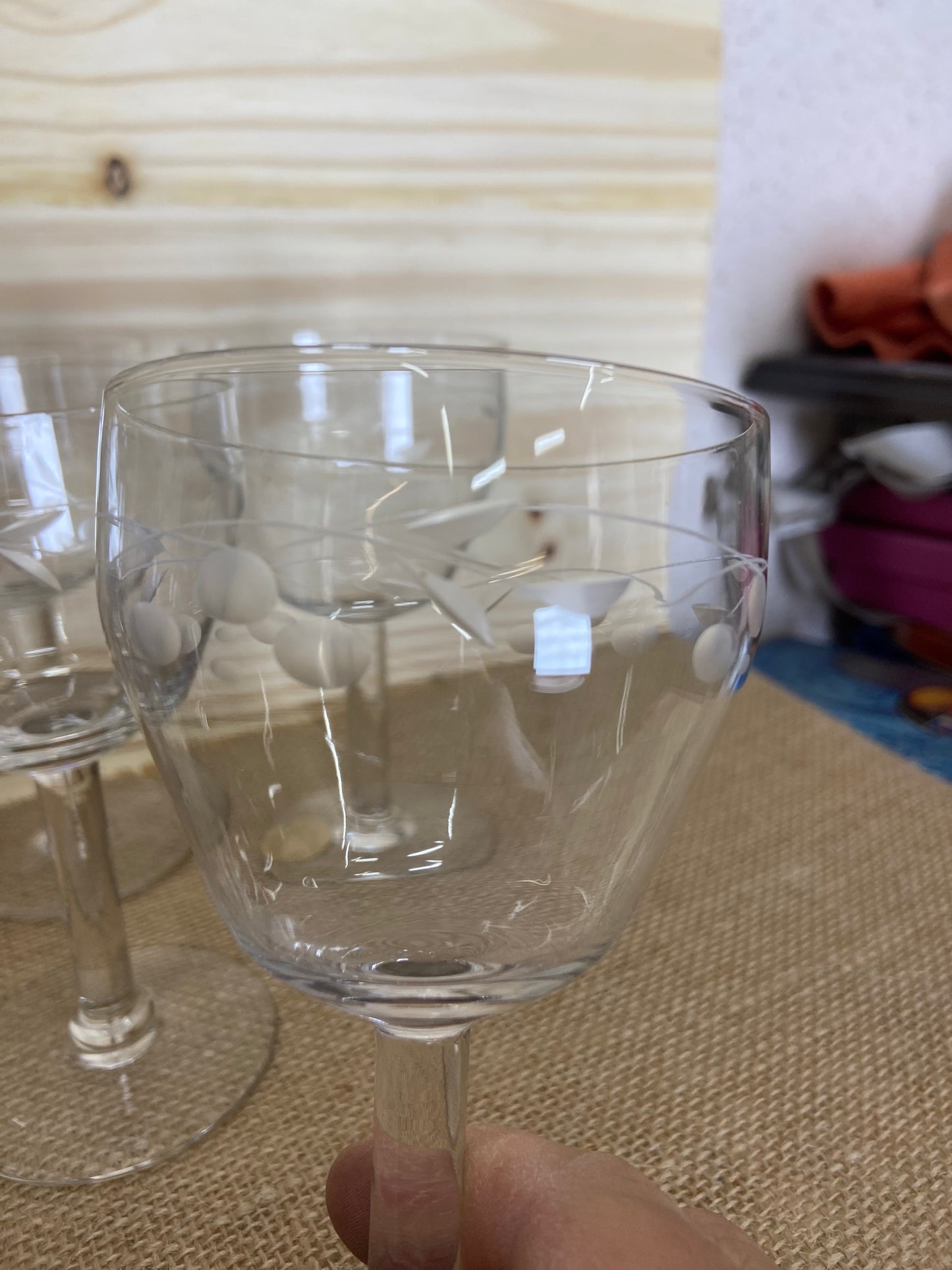 Verres à vin sur pied gravés